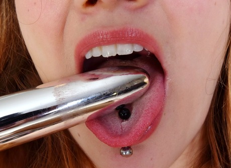 Curvy coed Samantha toys her neatly trimmed pussy in a chair - 3 of 16