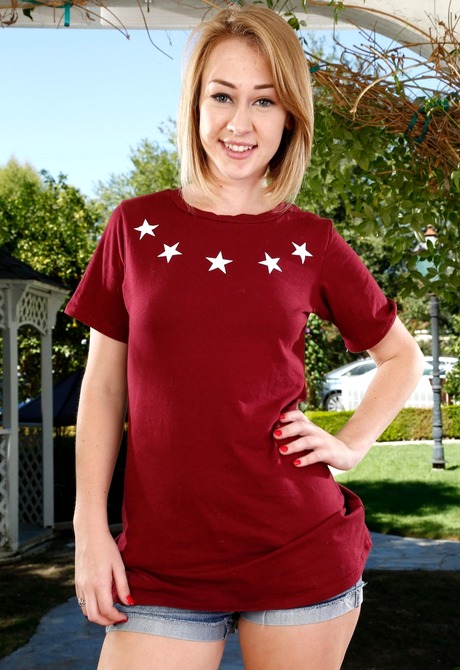 Iggy gets naked and shows her bright pink pussy up close