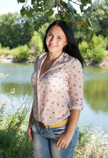 Vibrant Viki toys her little pussy while enjoying a picnic