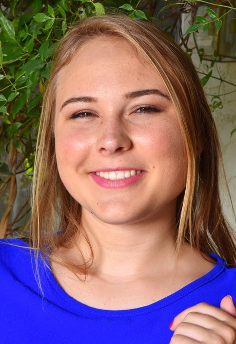 Juicy young Alyssa gets naked and spreads her shaved pussy - 2 of 16