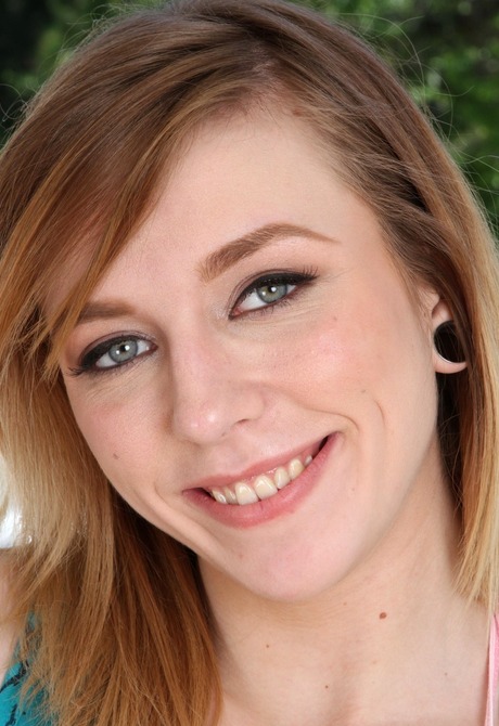 Naughty teen Ariel strips off her lingerie and spreads pink