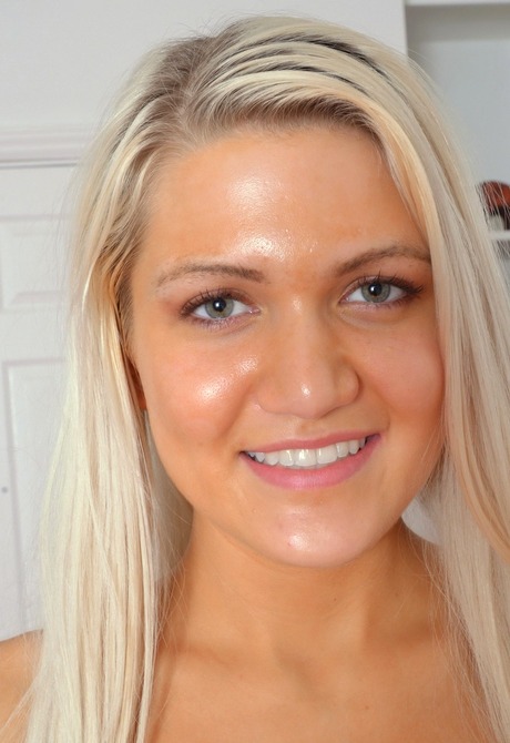 Tan blonde hottie Ashlee Mae teases in skimpy pink lingerie - 2 of 16