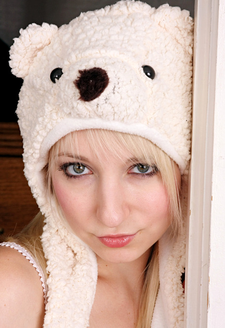 Slender coed Ashley shows her perfect tits and spreads pink - 4 of 15