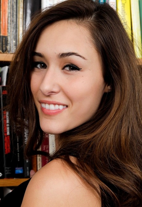 Girl next door Bailey showing her meaty pussy lips - 3 of 16