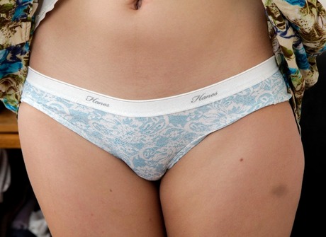 Horny amateur teen Bailey fingering her shaved pussy - 4 of 16