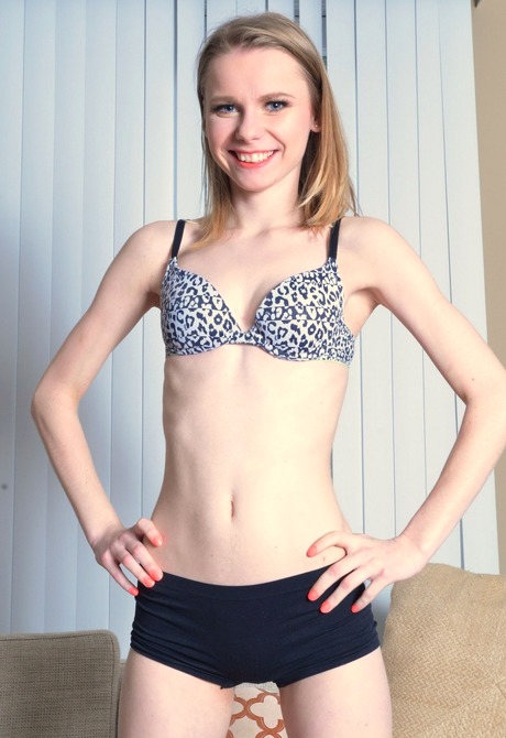 Blonde hottie Catarina shows her ripe pink pussy up close