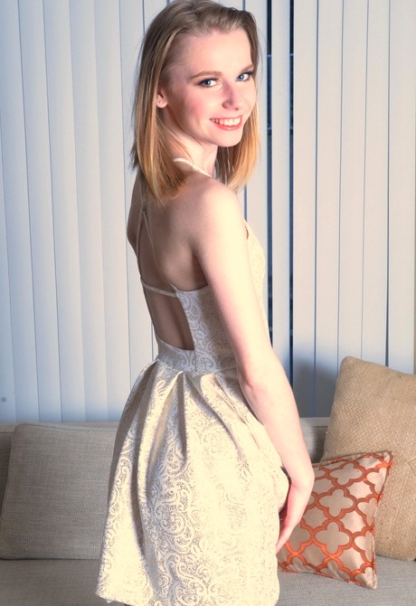 Slim blonde Catarina strips to share her tiny tits and twat - 3 of 16