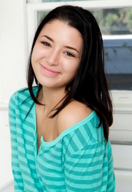 Amateur teen Daisy spreading pretty pussy in kitchen - 5 of 16