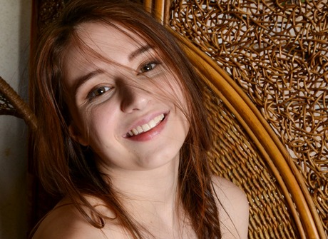 Curvy young Elektra gets naked and pisses in a bowl