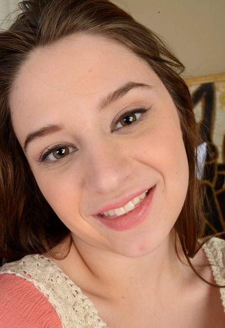 Teen temptress Elektra stripteases and spreads her snatch - 2 of 16