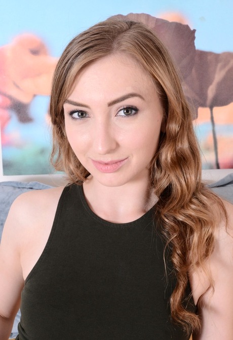 Gorgeous Gracie shows off her sexy ass and spreads her pussy