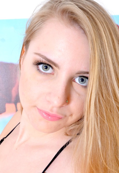 Hot blonde Harley peels off her lingerie and shows her pussy - 3 of 16