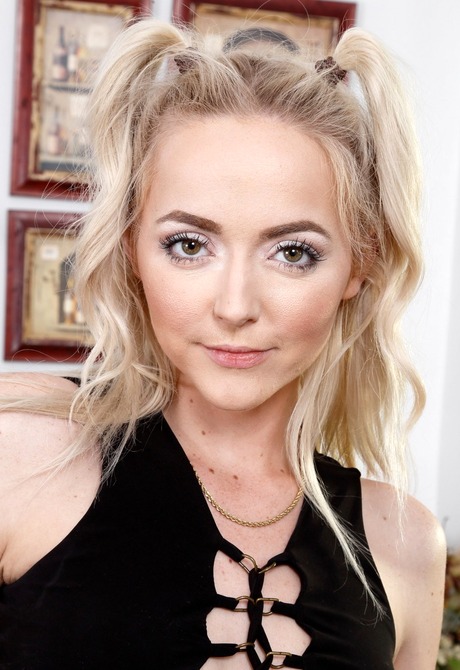 Funky blonde Iris pulls her panties off to tease in heels - 2 of 16