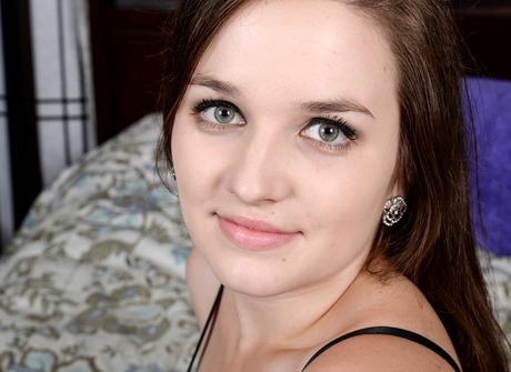 Juicy teen Jamie takes off her lingerie to tease in her room - 9 of 16