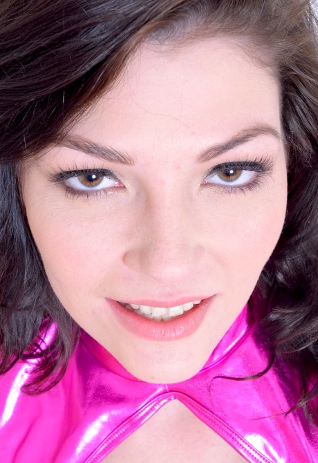 Dark haired coed Jessica plays with her plump pink pussy - 3 of 16