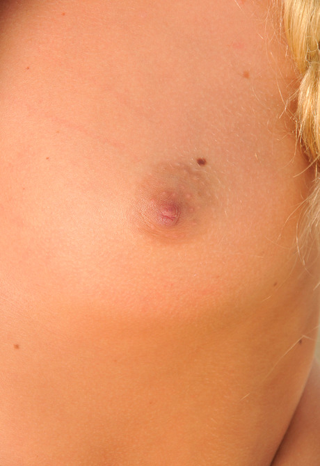 Little blonde Jessie pulls off her bikini and poses naked - 13 of 16