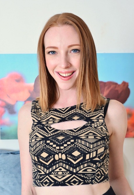 Perky Katy peels off her pantyhose to show her pierced pussy - 2 of 16