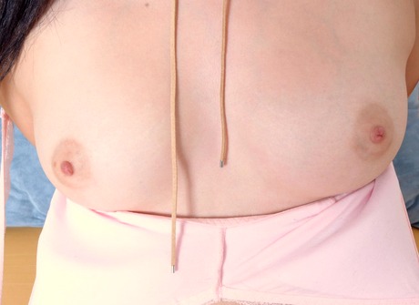 Tempting teen Kiley flaunts her juicy ass and her ripe pussy - 5 of 16