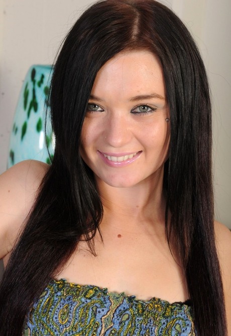 Tattooed little amateur teen Mandy spreading pink