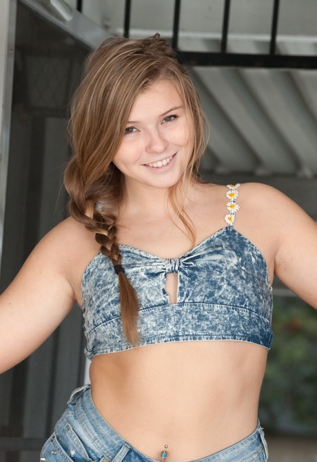Thick teen Melissa strips down to pose naughty and flirt