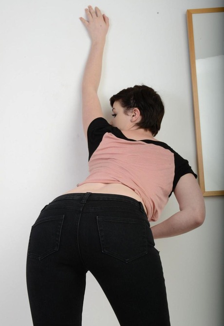 Curvy beauty Nora spreads and toys her twat with a big dildo - 2 of 16