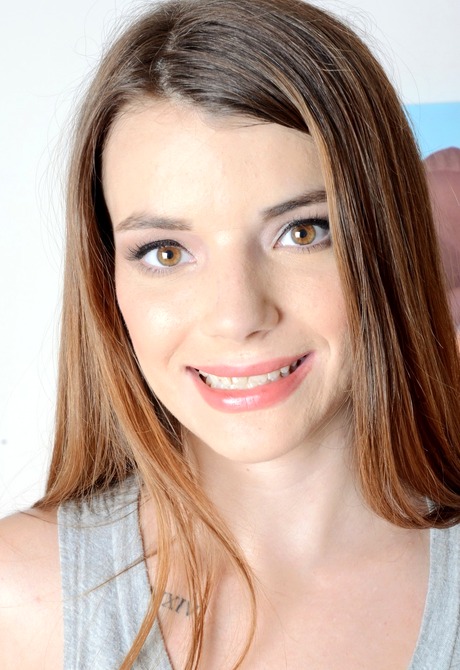 Pretty young Paige shows her perfect tits and smooth pussy - 2 of 16