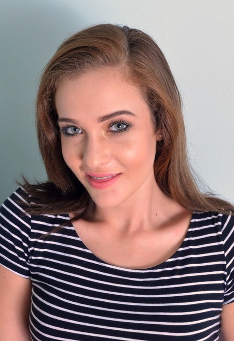 Provocative Peyton shows her round ass and sweet little twat - 2 of 16