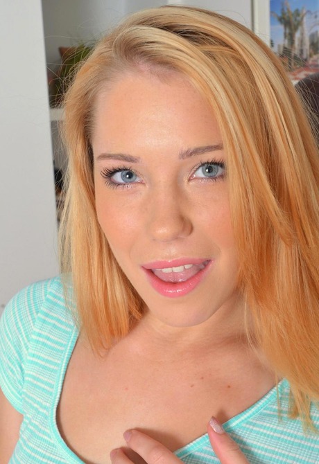 Fresh faced Raylin strips to show her pink pussy in her room