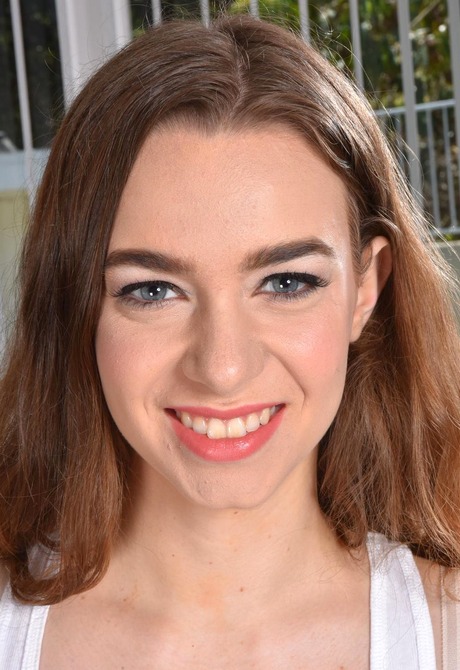 Slender beauty Tali Dova strips to share her natural pussy - 3 of 16