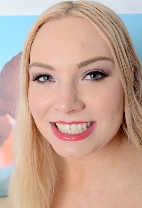 Sweet blonde Tiff flaunts her juicy tits and smooth snatch - 2 of 16