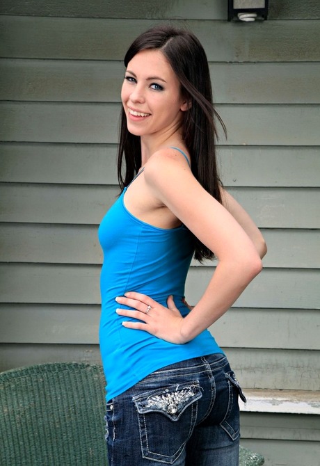 Horny brunette teen Veronica stripping and showing pussy - 3 of 16