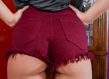 Sultry Whitney shares her perky tits and pretty shaved twat - 5 of 16