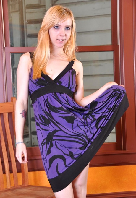 Flirty blonde teen Zoe stripteases and gets naughty in heels - 2 of 15