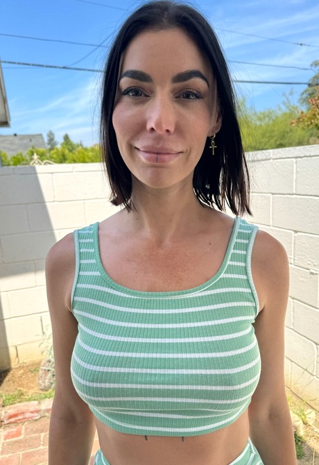 Babe with perfect ass Venus Valencia gives pussy closeup before teasing with feet - 2 of 16