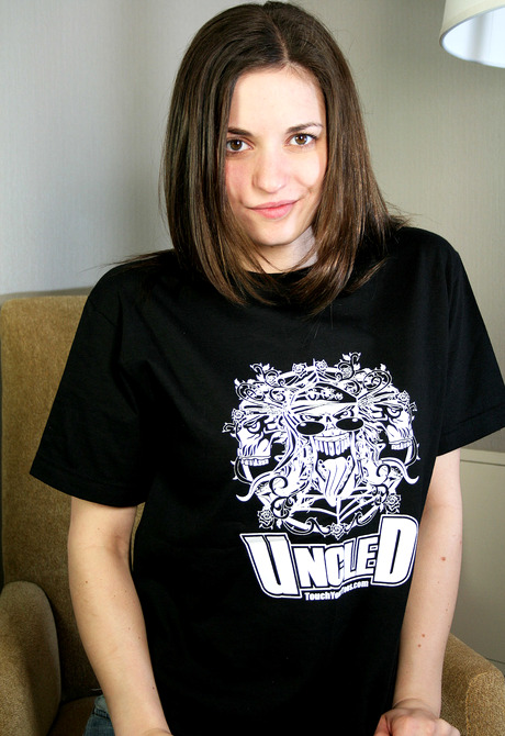 Girl next door amateur Holly teasing in ripped jeans - 2 of 16