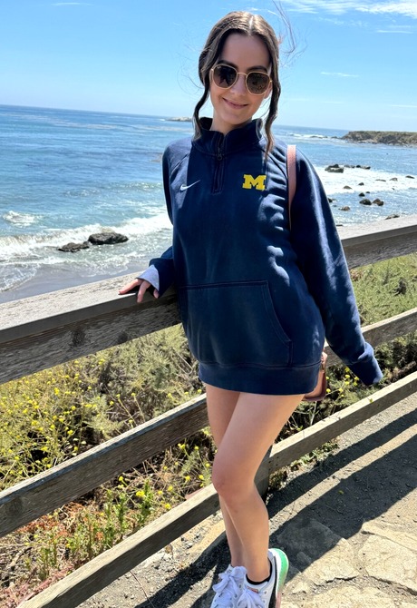 Glamorous brunette Serena Hill teases outdoors and in hotel room by flashing - 9 of 16