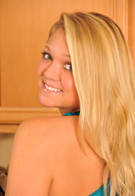 Blonde amateur cutie Jessie spreading pink pussy - 3 of 16