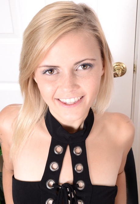 Blonde stunner Madison Hart spreading pink in high heels - 8 of 16