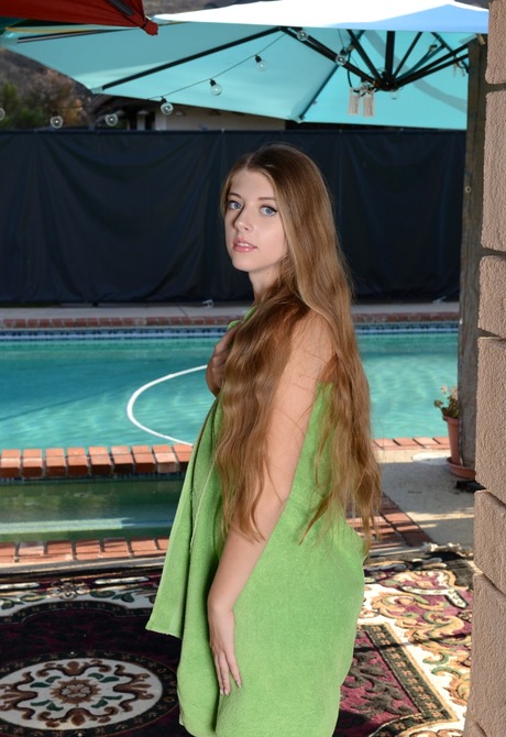 Cute amateur teen Alyce Anderson spreading pink snatch