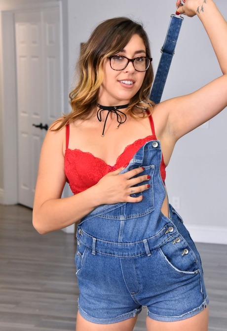 Girl next door Arianna Blaze stripping off overalls