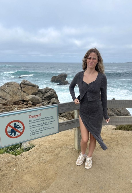 Renee Rose displaying her natural curves stripping in the house - 2 of 16