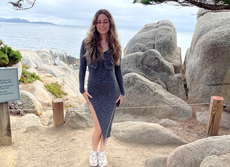 Renee Rose displaying her natural curves stripping in the house - 3 of 16