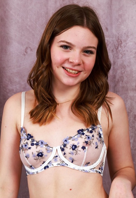 Cute teen Adrianna Jade sharing perky petite body and small tits - 4 of 16