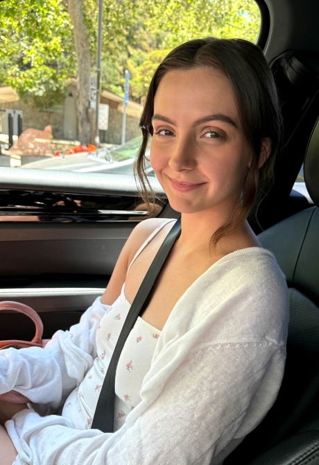 Brunette Serena Hill gives closeup of feet after showing panties and pussy in public - 3 of 16