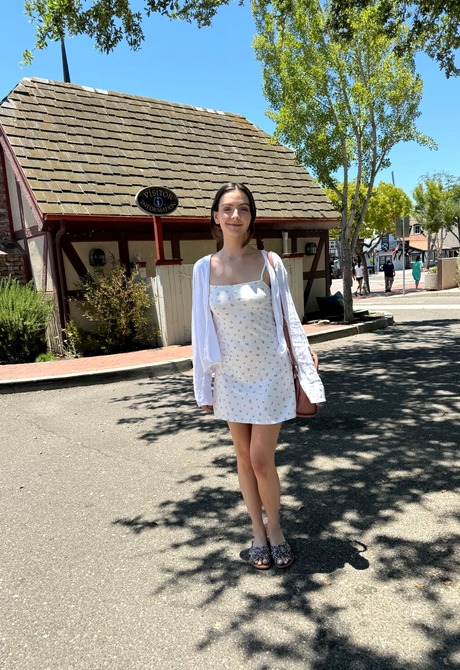 Brunette Serena Hill gives closeup of feet after showing panties and pussy in public - 4 of 16