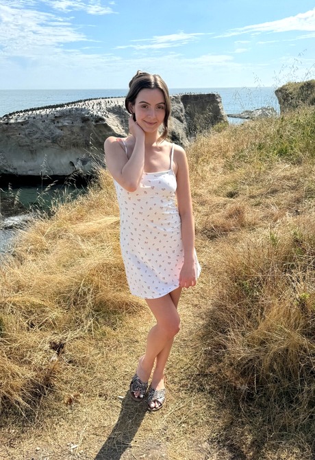 Brunette Serena Hill gives closeup of feet after showing panties and pussy in public - 6 of 16