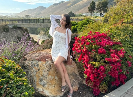 Brunette Serena Hill gives closeup of feet after showing panties and pussy in public - 16 of 16