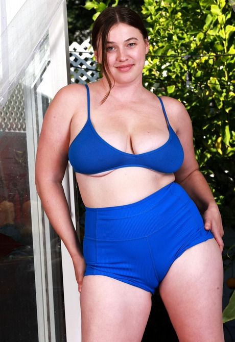 Busty BBW girl Riley Nixon undressing and spreading pussy - 2 of 16