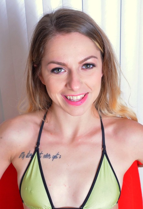 Girl next door Alana Summers spreading pussy and teasing in bikini - 2 of 16