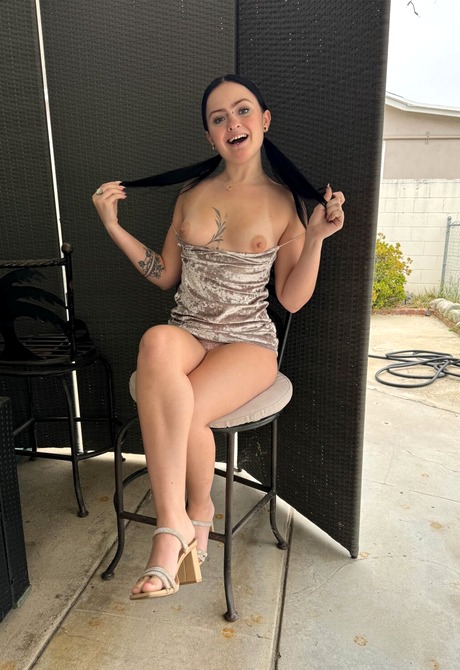 Cute teen babe Imani Valor in high heels reveals big nice ass and feet - 4 of 16